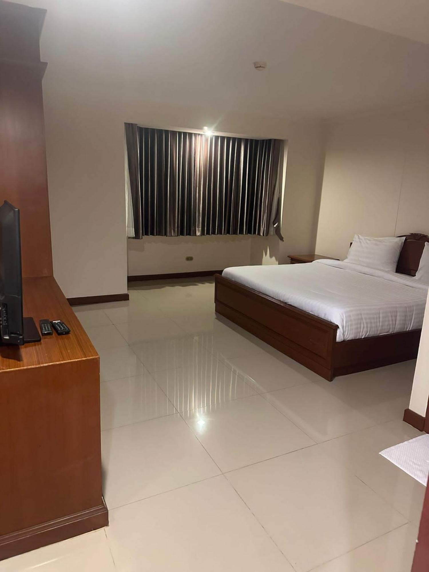 Affordable Serviced Nana - Omni Tower Sukhumvit Location Apartment